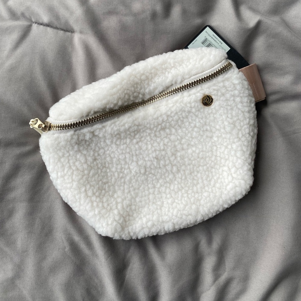 Apana Studio to Street Cozy Sherpa Belt Bag - Picture 1 of 4